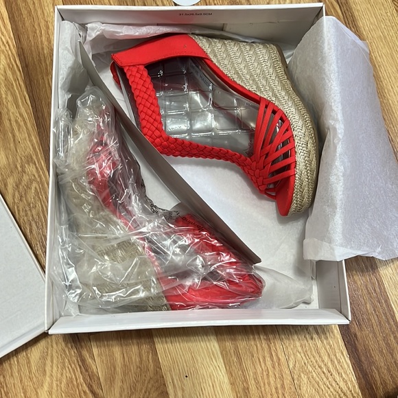 Size 7 Steve Madden coral wedges. Barely worn. - Picture 4 of 5